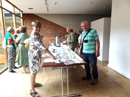 rozmowy przy kawie i ciasteczku.