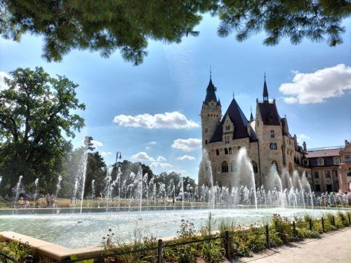  Moszna - grająca fontanna przed pałacem