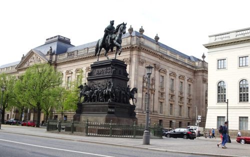 Pomnik króla Prus Fryderyka II Wielkiego, w tle Biblioteka Państwowa