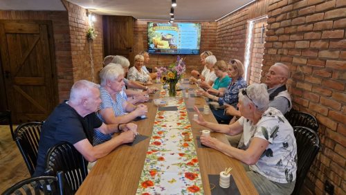 Warsztaty - wykonujemy świeczki z wosku pszczelego - grupa 1.