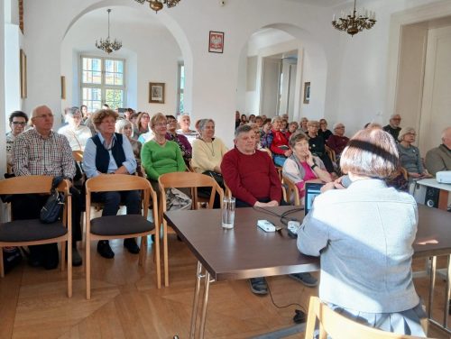  Mija  godzina i 30 minut a wszyscy słuchacze skoncentrowani, skupieni jakby czekali jeszcze na ciąg dalszy