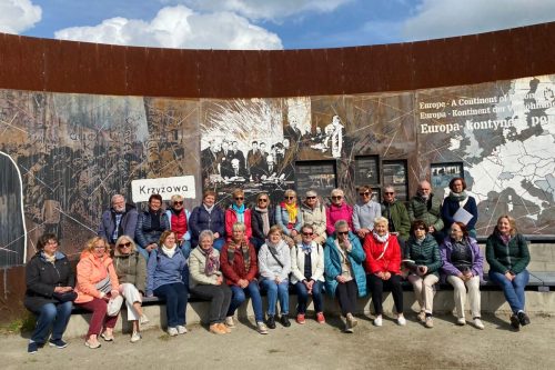 Grupa I pod przewodnictwem pani Anny - w tle wystawa ODWAGA i POJEDNANIE