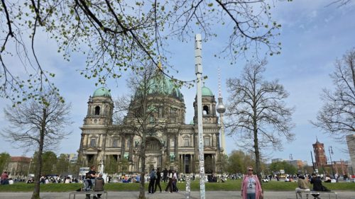 Katedra Berlińska, trawnik przed katedrą skupia mieszkańców i turystów