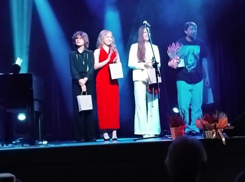 Występ zespołu z II LO pod kierownictwem ks. Konrada Rapióra: Lena Domagała -śpiew,  Laura Kuropka-śpiew+skrzypce, Amelia Golińska - śpiew+fortepian