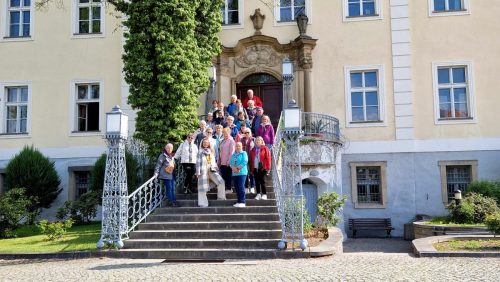 Grupa II pod przewodnictwem pani Agnieszki - przed pałacem