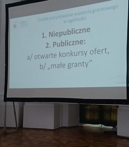 Daniel Jachimowicz przedstawiał sposoby pozyskiwania funduszy na rzecz UTW.