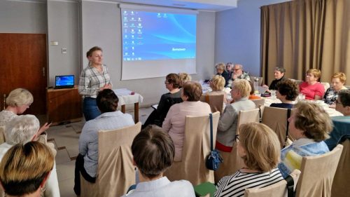 Prelegentka UML Małgorzata Nawrocik przedstawia ofertę miasta dla seniorów.