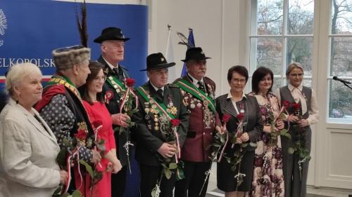 Wyróżnione osoby na uroczystości odebrania odznaczeń w Wielkopolskim Urzędzie Wojewódzkim w Poznaniu