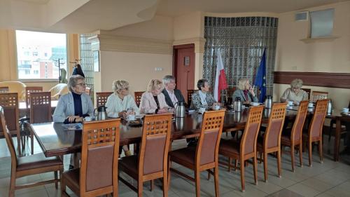 Zarząd UTW w trakcie spotkania.