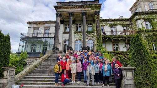 Pamiątkowe zdjęcie przed Pałacem Morawa