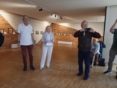 Janka wita gości i powiedziała kilka słów o swoim fotografowaniu, obok instruktor i starosta Sekcji Foto