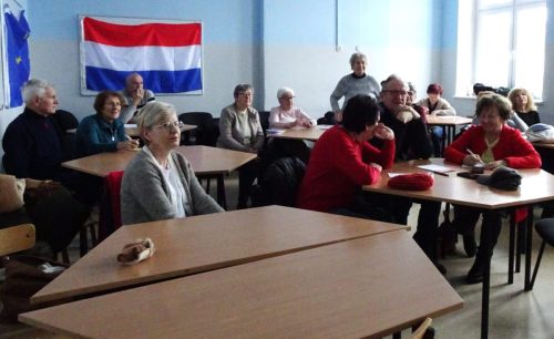  Klasa szkolna wypełniona słuchaczami