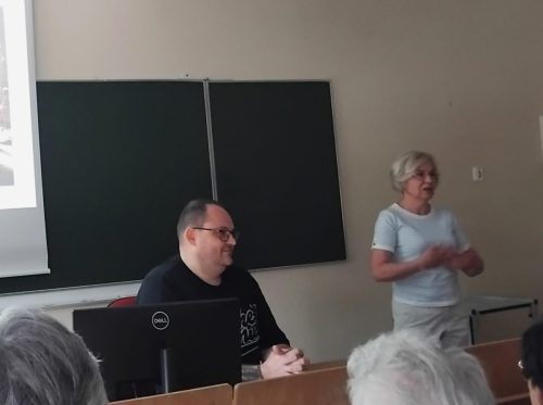 Lidia przedstawiła wykładowcę i rozpoczynamy.