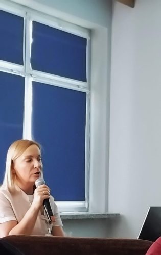  Prelegentka Justyna Staducka kierownik apteki szpitalnej.