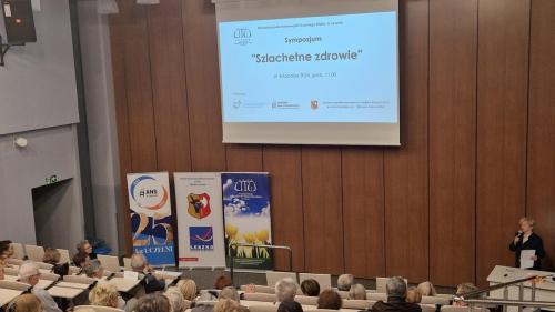 Prezes UTW Maria Zielony wita słuchaczy i gości