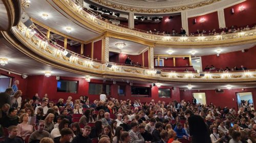 2 Przepiękna widownia w Operze Poznańskiej już zapełniona.