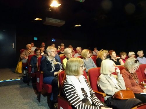 Towarzystwo gotowe do oglądanie