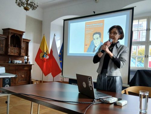 Wykładowczyni Aleksandra Pruska i na plakacie Marcel Duchamp