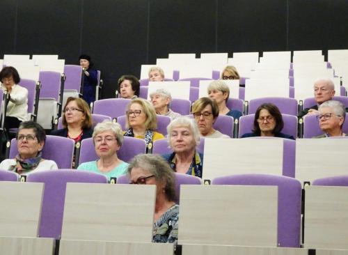 grupa przybyłych starostów- na jednej stronie sali