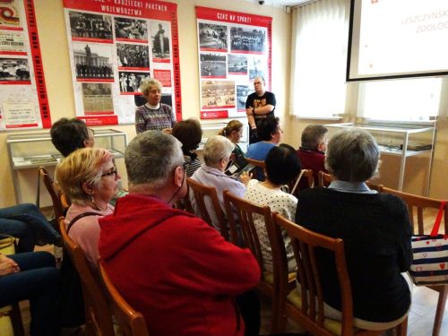 2 przed wykładem Iwona Rzeźniczak UTW oraz Hubert Nowak z Archiwum przekazują bieżące wiadomości.