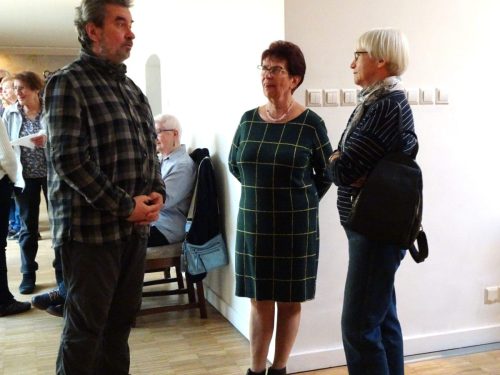  rozmowy gości czekających na inaugurację wystawy.