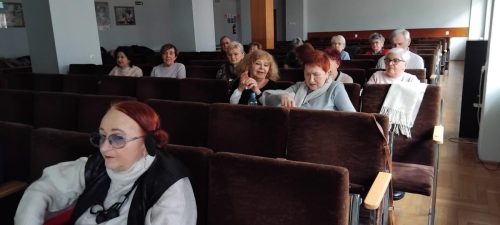 W sali konferencyjnej szpitala zebrała się duża grupa zainteresowanych.