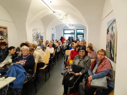 Słuchacze zebrani w sali Muzeum Okręgowego