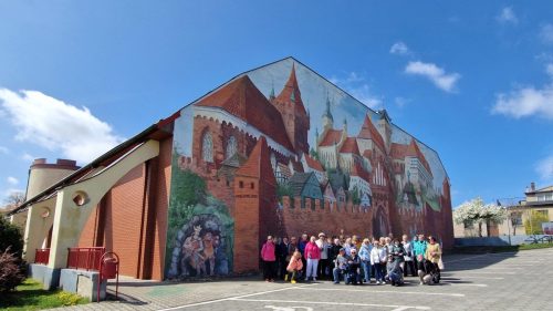 Imponujący mural historyczny na ścianie miejskiej hali sportowej