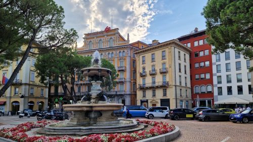 Lugano - plac starówki z ratuszem