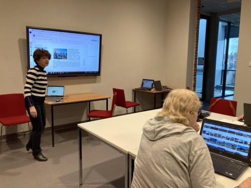 Cyfrowy Klub Seniora   Iwa Radel prowadzi zajęcia - edytor tekstu Google