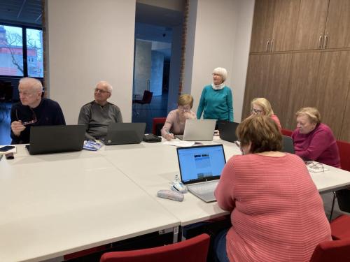 Cyfrowy Klub Seniora   Iwa Radel prowadzi zajęcia - edytor tekstu Google