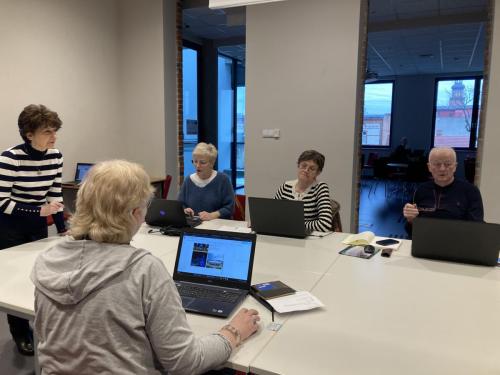 Cyfrowy Klub Seniora   Iwa Radel prowadzi zajęcia - edytor tekstu Google