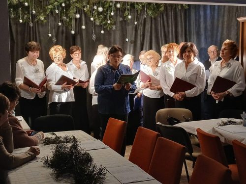 Chór UTW i słowo wstępne Raisy Zalesińskiej