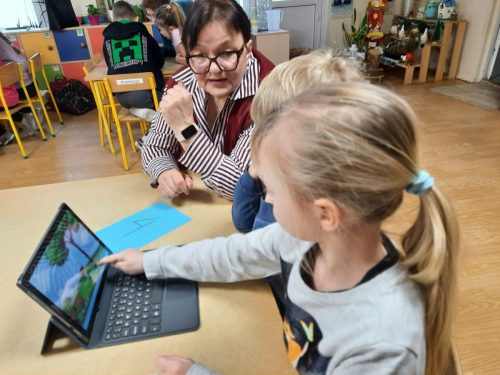 Raisa Zalesińska  z maluchami - po nauce ,,pora na rozrywkę