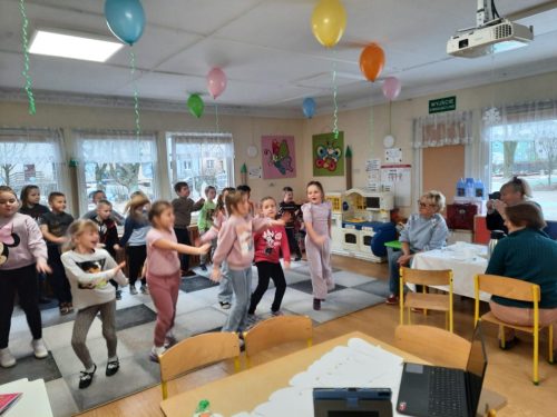 Specjalny taneczny występ przedszkolaków dla seniorów