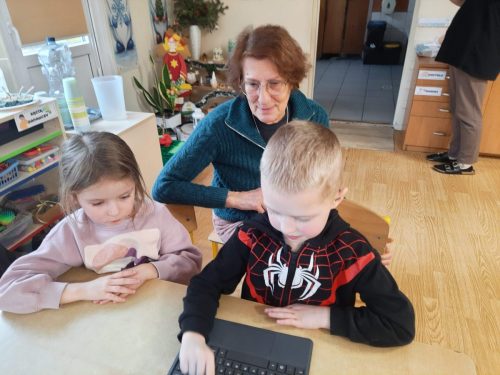 Grażyna Biernaczyk zapoznaje podopiecznych z programem pisania literek