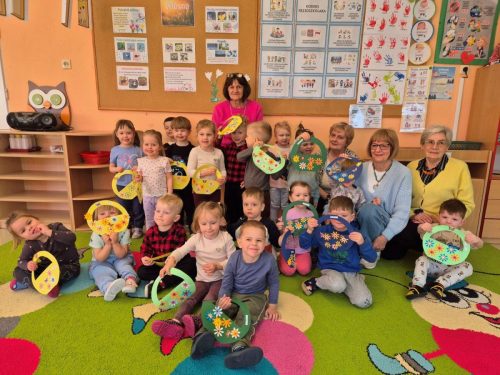 wspólne zdjęcie prowadzących z dziećmi