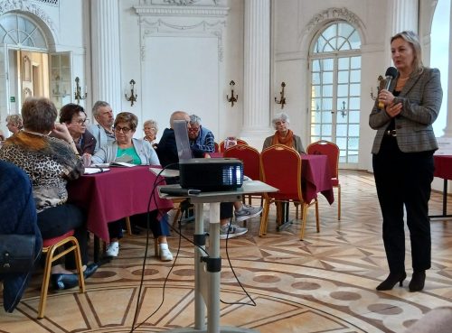 Małgorzata Nawrocik. Starszy Inspektor do Spraw Seniorów UM Leszno przedstawiła działania miasta na rzecz  seniorów oraz formy ich realizacji.