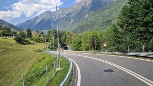 Tunelem pod przełęczą San Bernardino - 2066 m n.p.m.