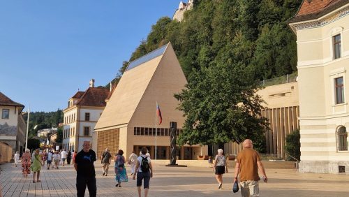 Dotarliśmy do Veduz (Lichtenstein) - Parlament