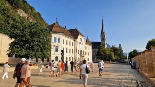 Veduz - gmach rządu i Katedra św. Floriana