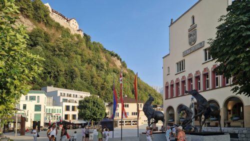 Vaduz - zamek książęcy i ratusz