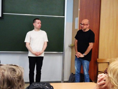 Pan Tomasz Kaczmarek jak zawsze prezentuje wykładowcę. Jest nim matematyk I LO Arkadiusz Szymankiewicz.