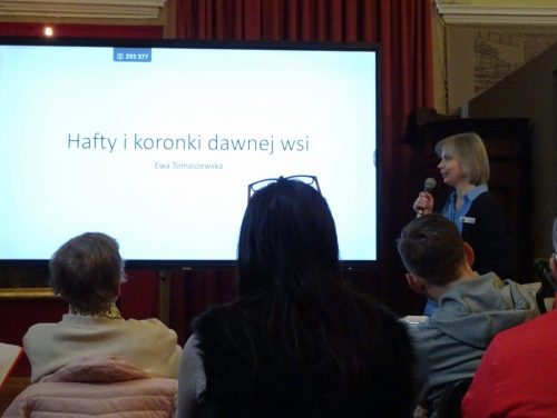 Pani Ewa Tomaszewska rozpoczyna wykład. Tytuł na ekranie