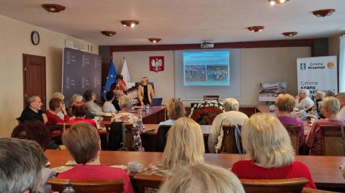Poczęstunek w urzędzie gminy - wymiana doświadczeń i spostrzeżeń