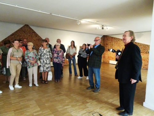 Prowadzący Sekcję Fotograficzną Ryszard Cienki wita gości i otwiera wernisaż.