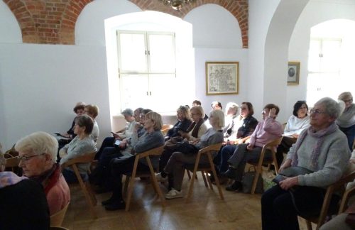 Słuchacze w przestrzennej sali ratusza