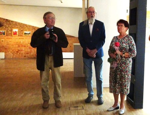 3 Starosta Sekcji Foto Tadeusz Kin w towarzystwie w-ce prezes Barbary Szarszewskiej i prowadzącego sekcję foto Ryszarda Cienkiego wita gości i otwiera wystawę.