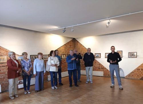  Zainteresowani wystawą przyjaciela oraz Pani prezes Maria Zielony