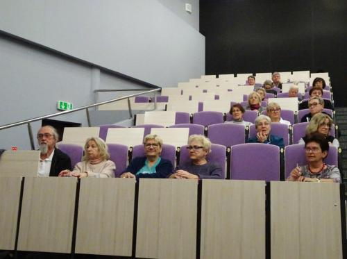  druga grupa na drugiej stronie sali